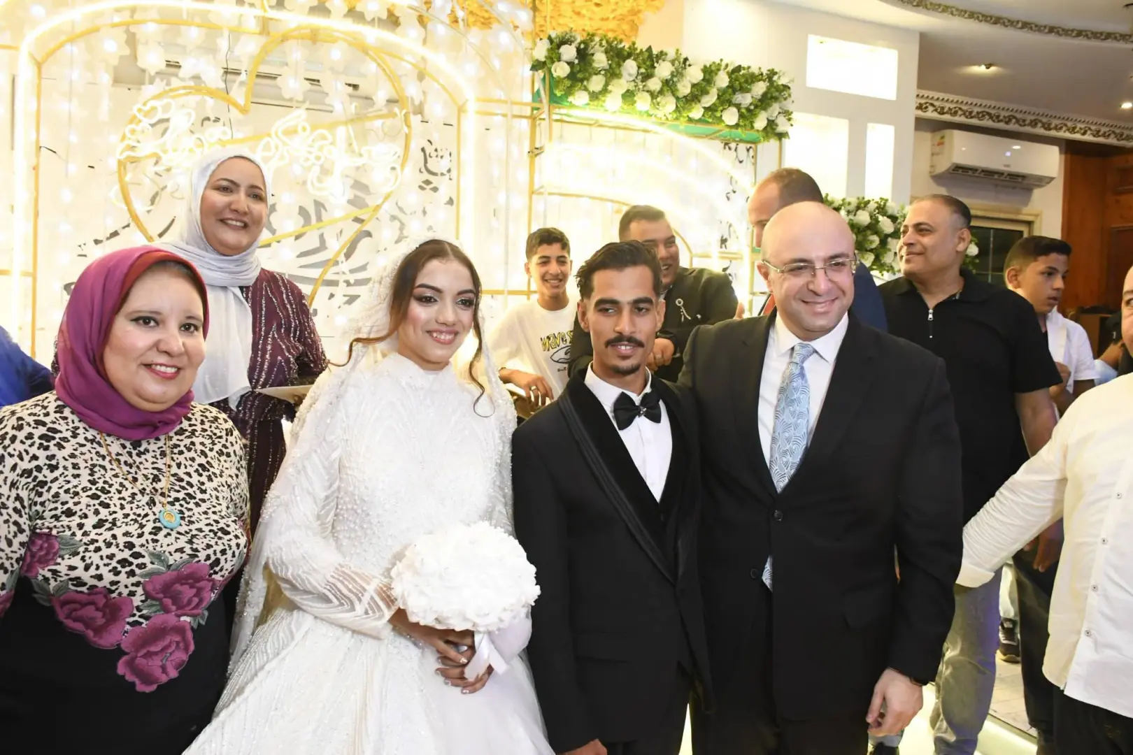 محافظ الفيوم يشارك فرحة عروس يتيمة ويؤدي دور وكيلها في عقد القران
