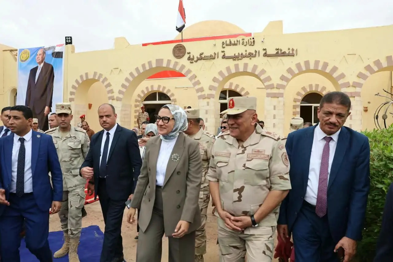 محافظ الوادى الجديد وقائد المنطقة الجنوبية العسكرية يشهدان تدشين القافلة الطبية المجانية بالخارجة