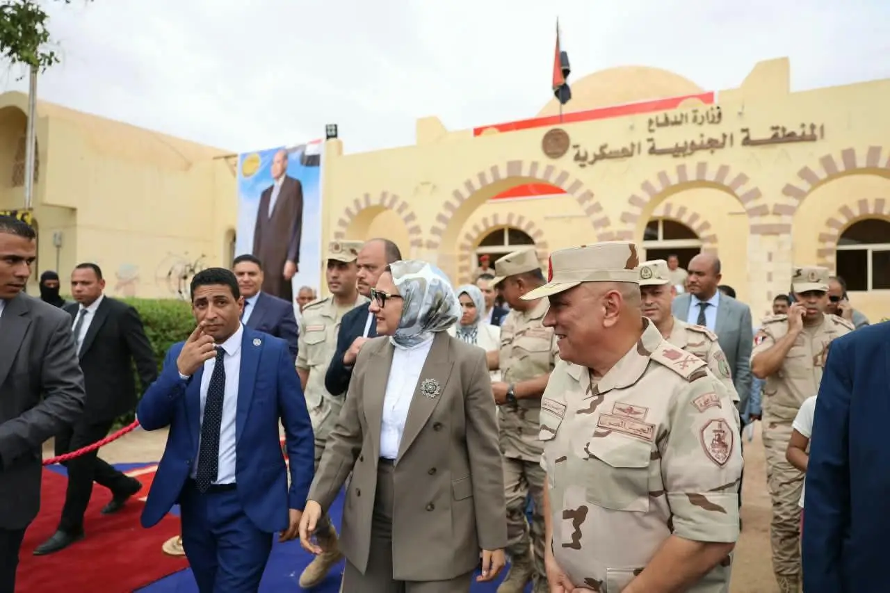 محافظ الوادى الجديد وقائد المنطقة الجنوبية العسكرية يشهدان تدشين القافلة الطبية المجانية بالخارجة - fb img 1791035498956