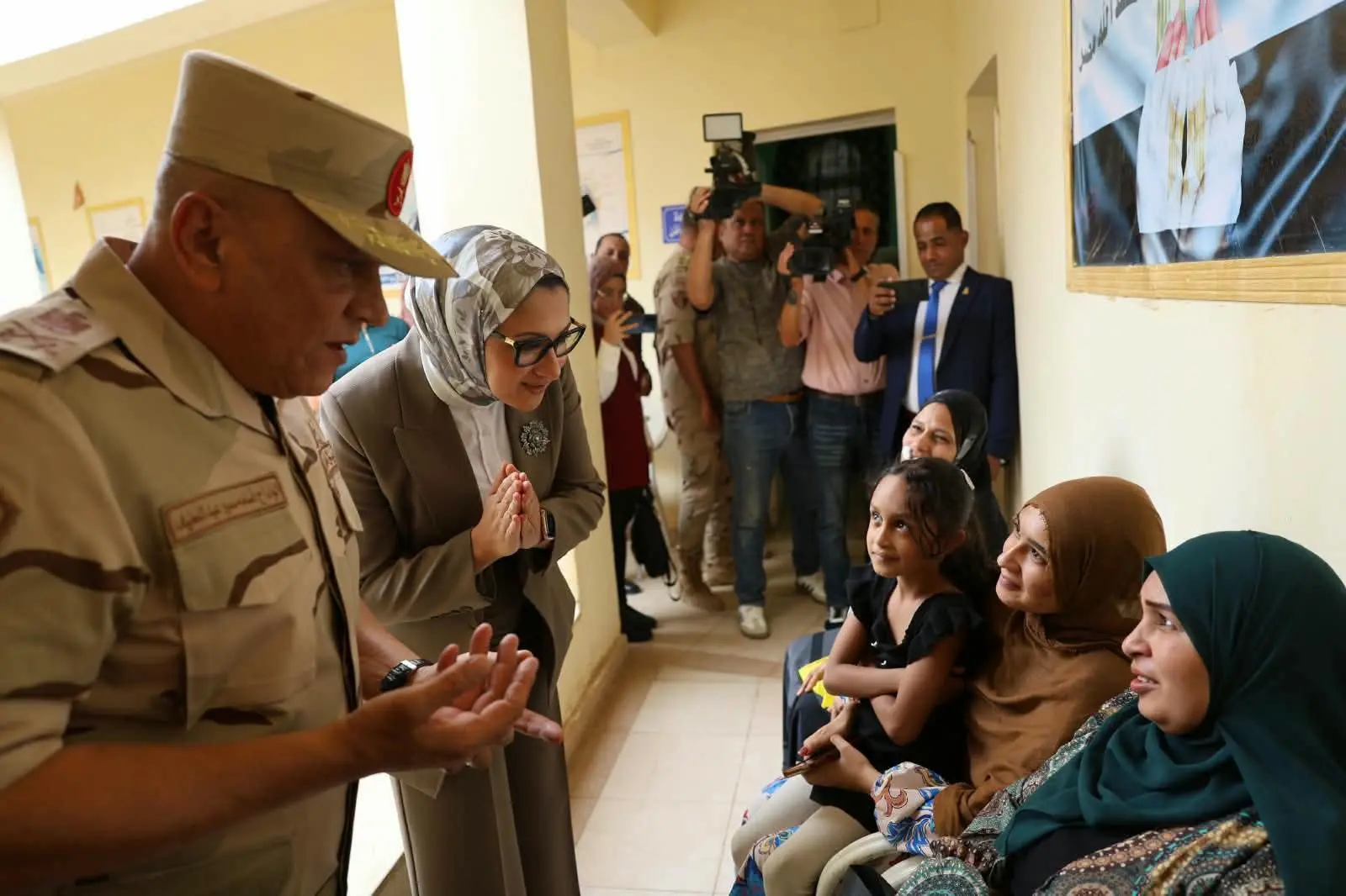 محافظ الوادى الجديد وقائد المنطقة الجنوبية العسكرية يشهدان تدشين القافلة الطبية المجانية بالخارجة - fb img 1791035502904