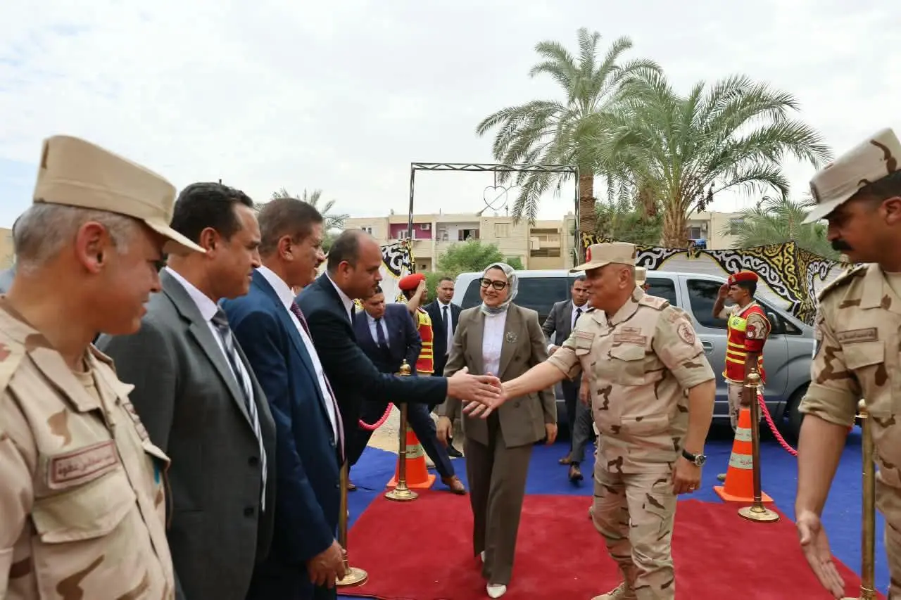 محافظ الوادى الجديد وقائد المنطقة الجنوبية العسكرية يشهدان تدشين القافلة الطبية المجانية بالخارجة - fb img 1791035516545