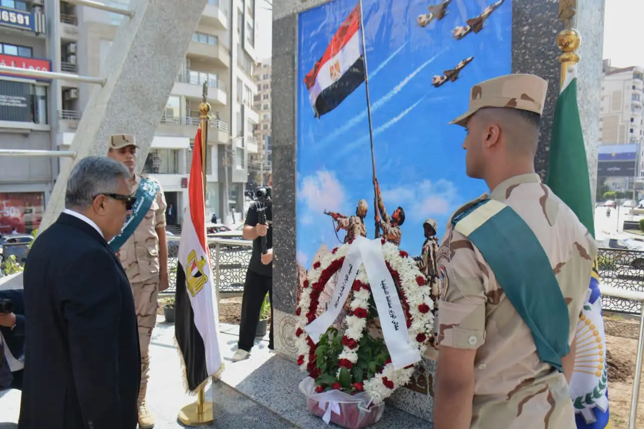 في ذكرى انتصارات أكتوبر المجيدة.. محافظ الدقهلية يضع إكليل الزهور على النصب التذكاري للشهداء - fb img 1791214933812