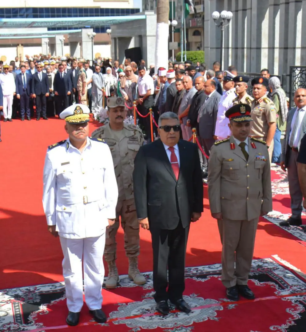في ذكرى انتصارات أكتوبر المجيدة.. محافظ الدقهلية يضع إكليل الزهور على النصب التذكاري للشهداء - fb img 1791214941993