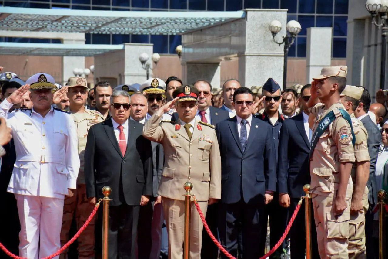 في ذكرى انتصارات أكتوبر المجيدة.. محافظ الدقهلية يضع إكليل الزهور على النصب التذكاري للشهداء - fb img 1791214963389
