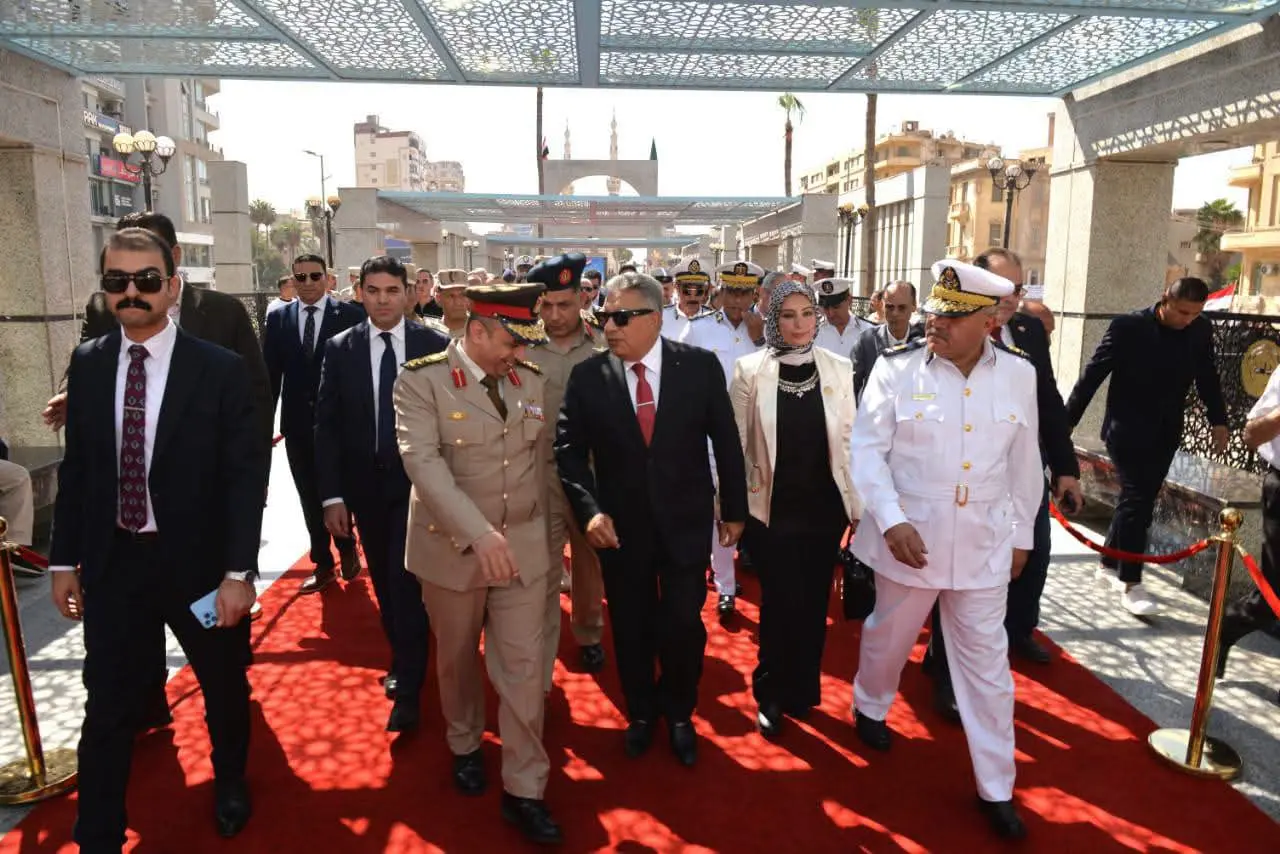 في ذكرى انتصارات أكتوبر المجيدة.. محافظ الدقهلية يضع إكليل الزهور على النصب التذكاري للشهداء - fb img 1791214966017