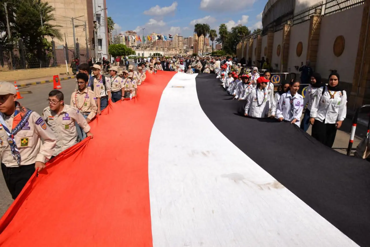 في ذكرى انتصارات أكتوبر المجيدة.. محافظ الدقهلية يضع إكليل الزهور على النصب التذكاري للشهداء - fb img 1791214969330