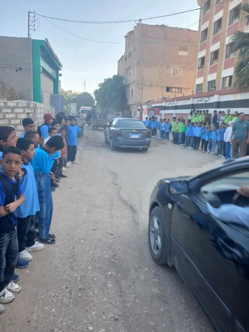 وداع يوجع القلوب.. تلاميذ بسوهاج يصطفون أمام المدرسة لتشييع زميلهم بعد رحيله غرقًا