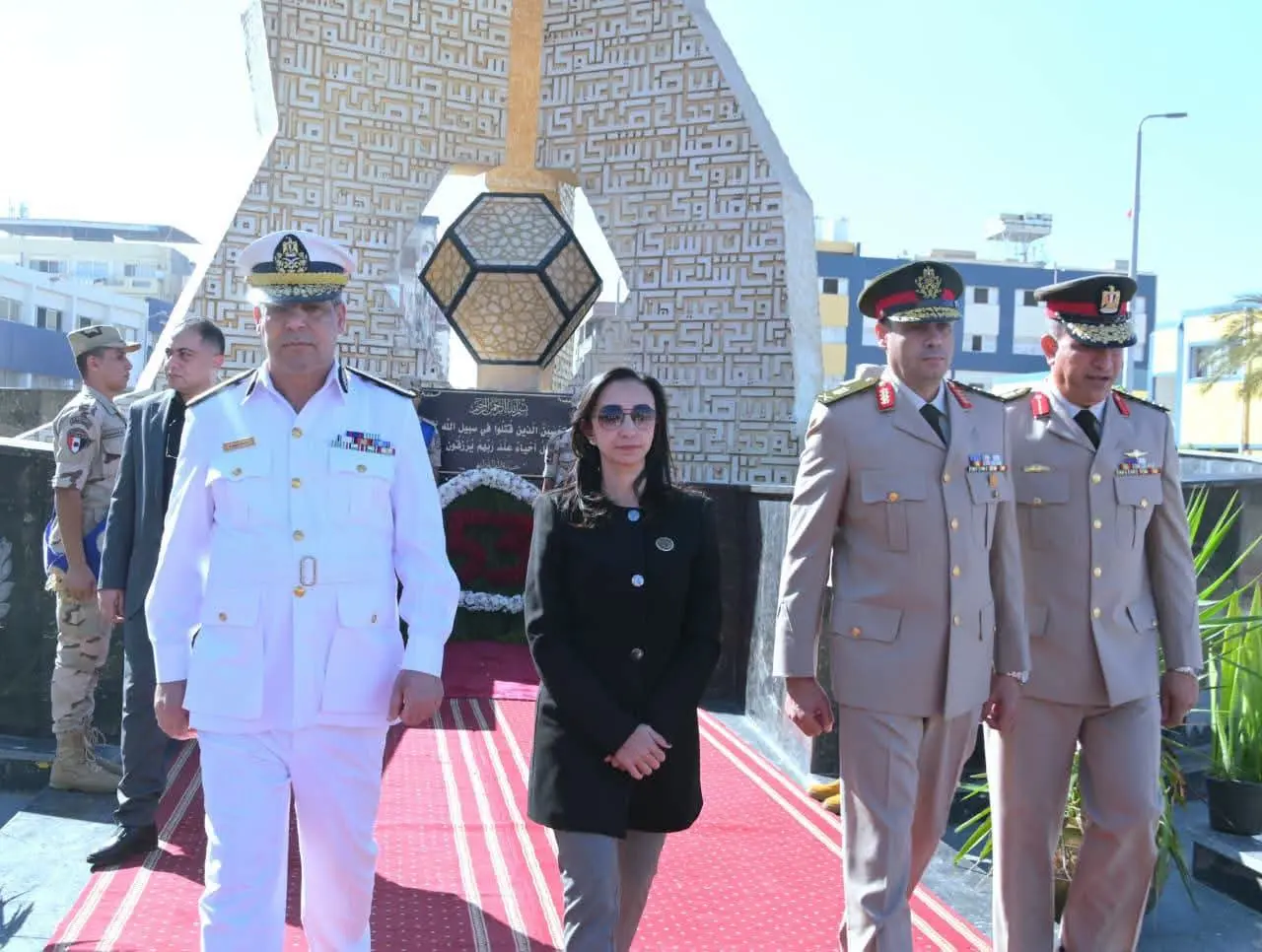 في ذكرى انتصارات أكتوبر..محافظ البحيرة تضع إكليل الزهور على النصب التذكاري للجندي المجهول بدمنهور