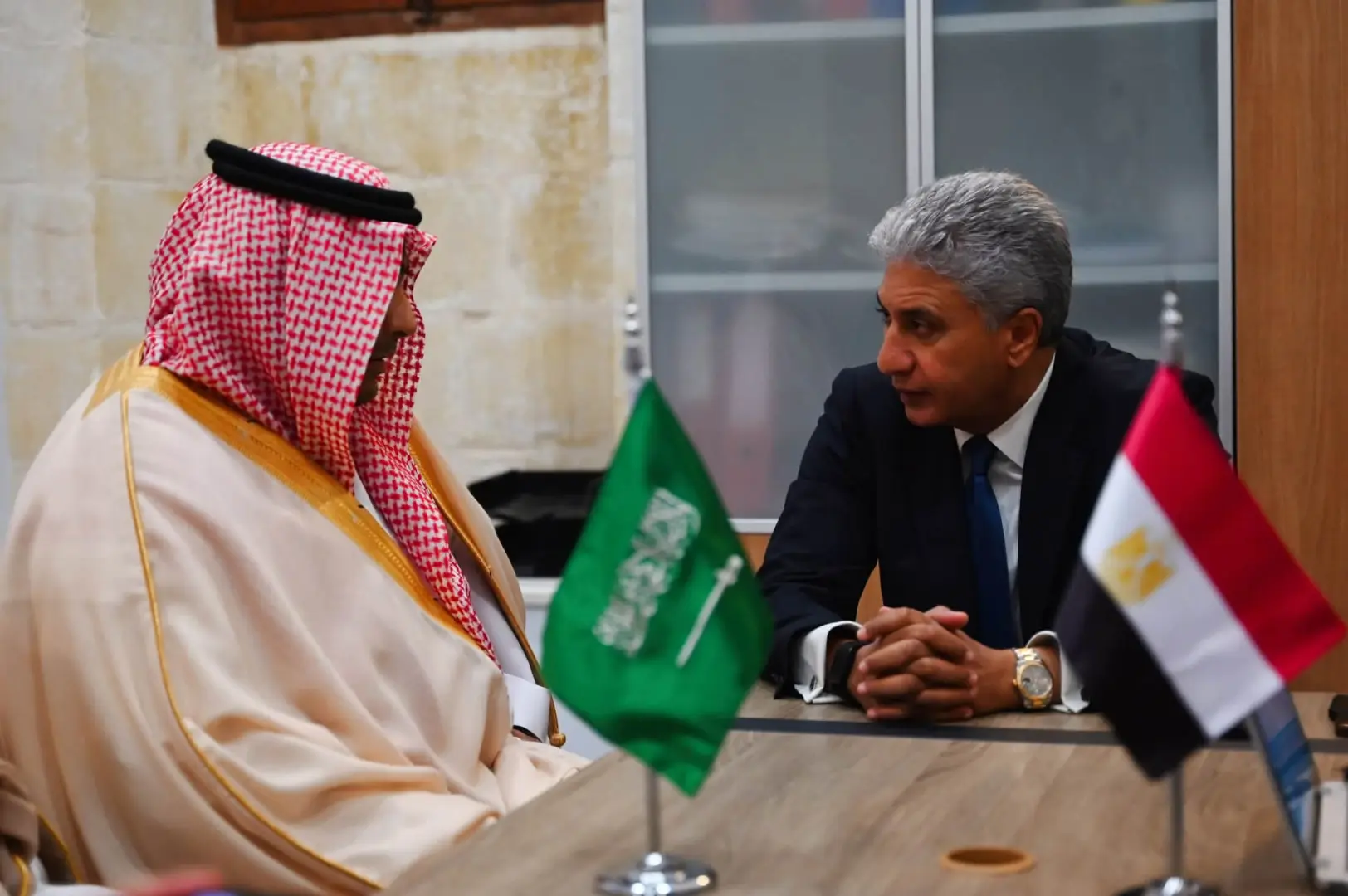 وزير السياحة  يبحث تعزيز التعاون السياحي وتنشيط سياحة اليخوت والرحلات البحرية مع عدد من الشركات
