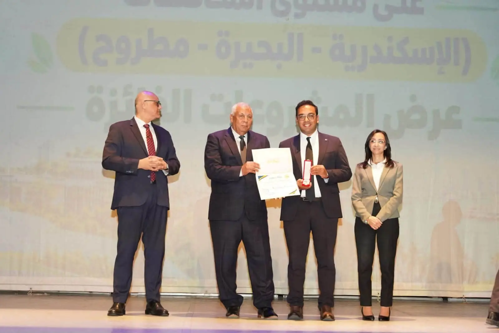 محافظو الإسكندرية والبحيرة ومطروح يستعرضون المشروعات الفائزة بالمبادرة الوطنية الخضراء الذكية - fb img 1792332475241