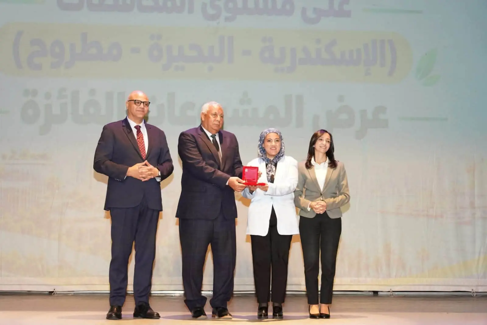 محافظو الإسكندرية والبحيرة ومطروح يستعرضون المشروعات الفائزة بالمبادرة الوطنية الخضراء الذكية - fb img 1792332479284