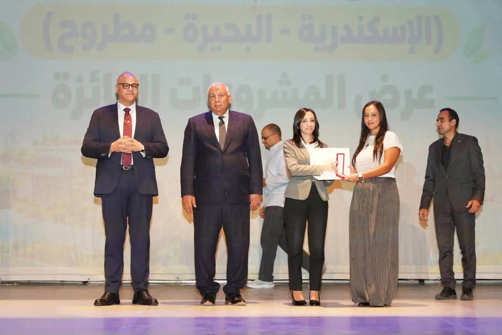 محافظو الإسكندرية والبحيرة ومطروح يستعرضون المشروعات الفائزة بالمبادرة الوطنية الخضراء الذكية - fb img 1792332485298