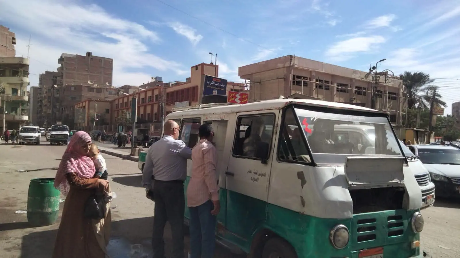 ضبط 18 سيارة سرفيس وتاكسي خلال حملة مكبرة بميداني التدريب والفنية بالفيوم