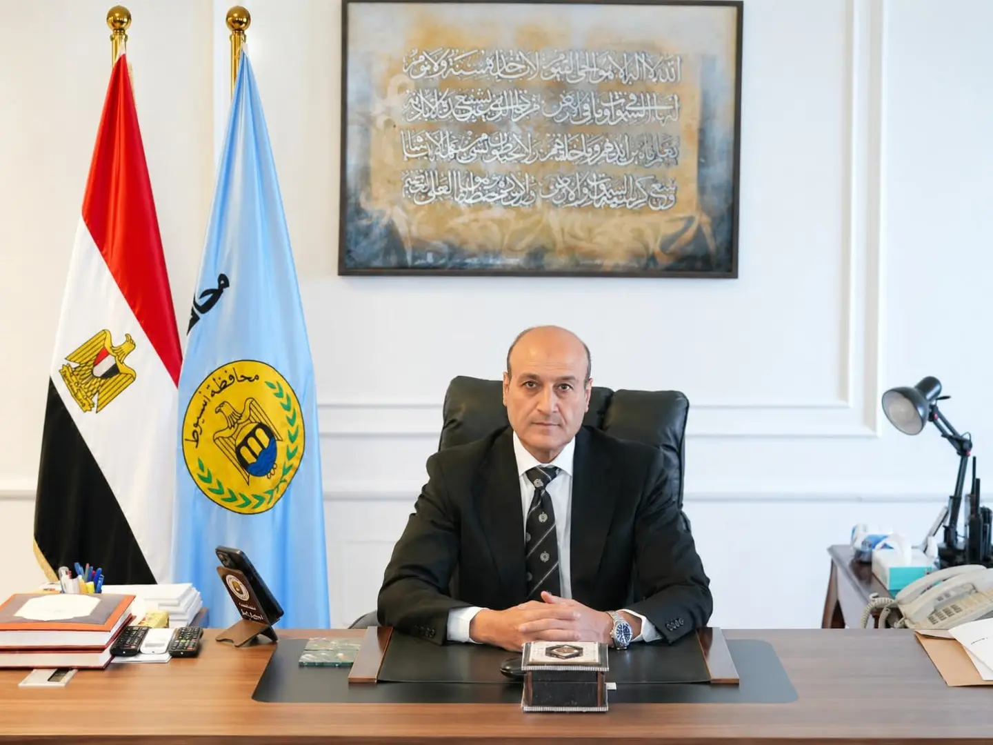 محافظ أسيوط يقدم العزاء لأسرتي لاعبتي الجودو ضحيتي حادث المنيا