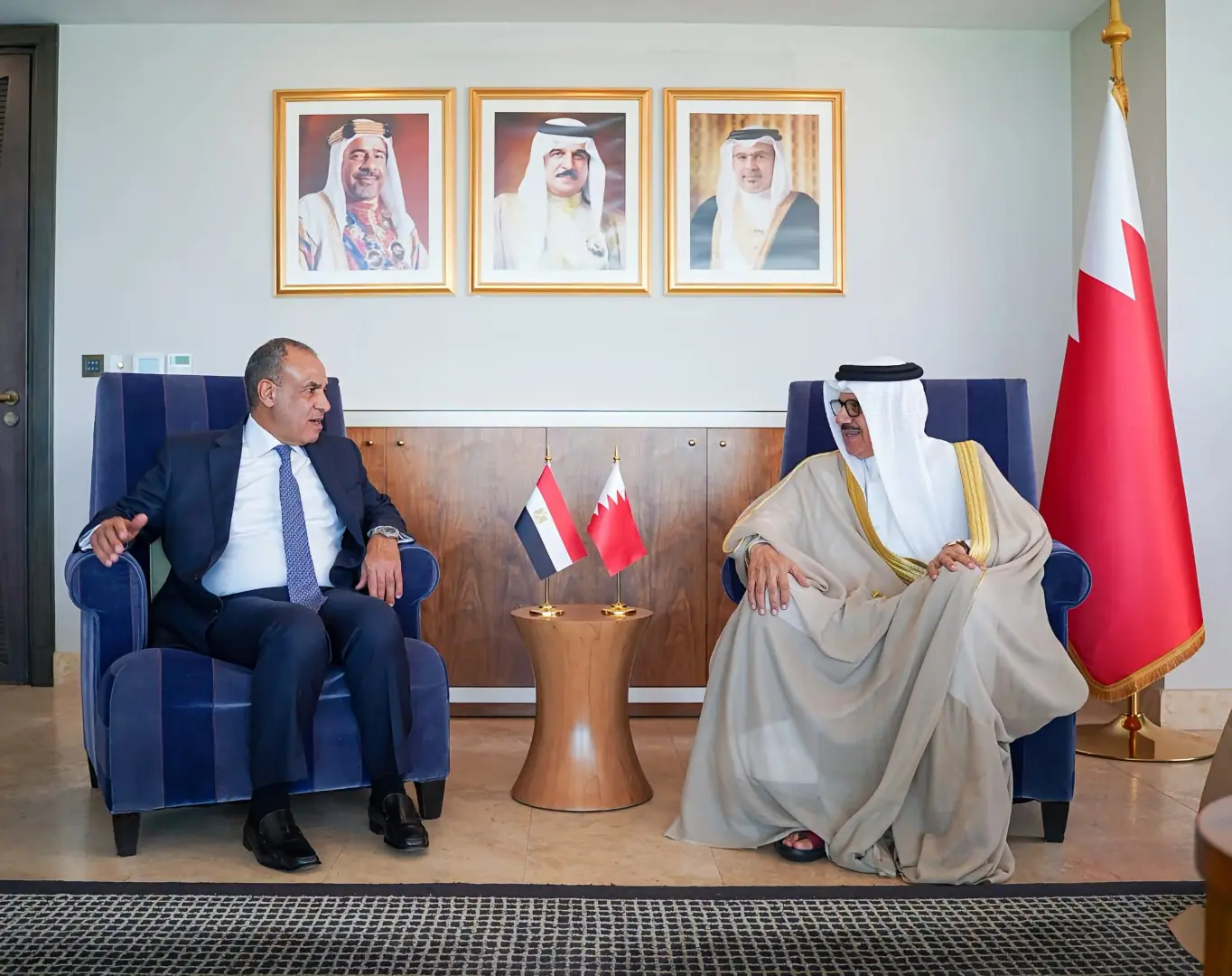 وزير الخارجية يلتقي نظيره البحريني لبحث تعزيز العلاقات الثنائية ومستجدات الأزمة الإيرانية