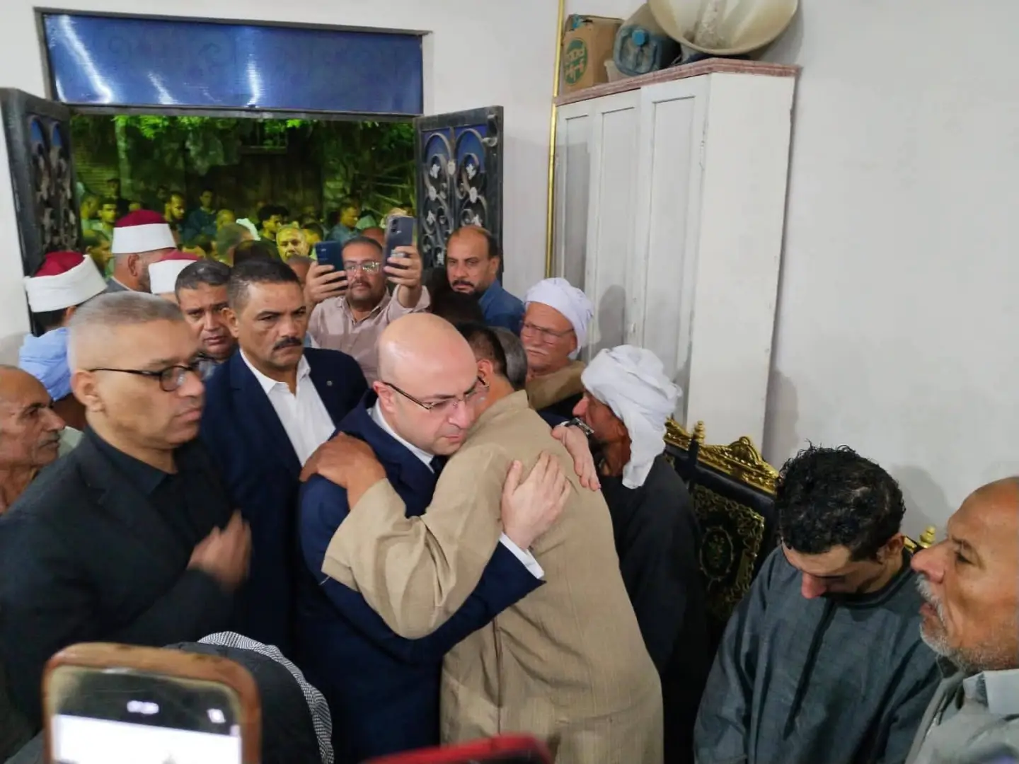 محافظ الفيوم يقدم واجب العزاء لـ  أسر 9 ضحايا في حادث الطريق الأوسطي