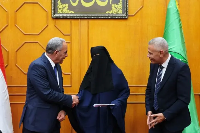 محافظ الإسماعيلية يسلّم 5 منح عمرة مجانية لأبناء المحافظة من الأولى بالرعاية