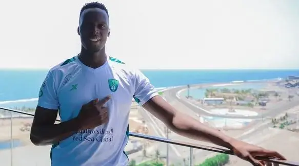 حارس الأهلي السعودي يعتزل اللعب الدولي مع السنغال
