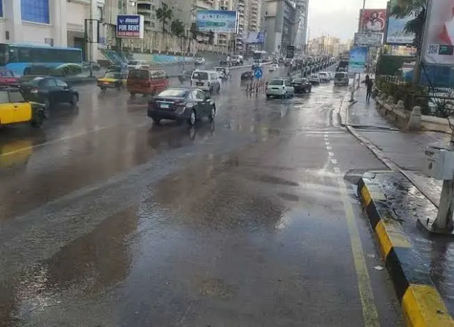 وجّهت الدكتورة منال عوض وزيرة التنمية المحلية والبيئة ، المحافظات باتخاذ كافة الإجراءات الاستباقية اللازمة للاستعداد لموسم الأمطار الغزيرة والسيول للعام 2026/2027، ومراجعة خطط وسيناريوهات التعامل مع المخاطر المحتملة، والتأكد من جاهزية عناصر منظومة الحماية والمعدات وفرق التدخل، بما يضمن سرعة الاستجابة والتعامل الفوري مع أية تداعيات قد تنتج عن الأحوال الجوية، ورفع درجة التنسيق بين المحافظات والجهات المعنية، بما يعزز قدرة الأجهزة التنفيذية على التعامل السريع مع أية تجمعات لمياه الأمطار أو مخاطر محتملة للسيول، والحد من تأثيرها على حركة المواطنين والمرافق والخدمات.