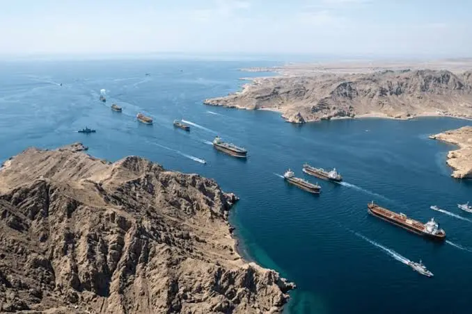 إيران والولايات المتحدة تتبادلان التأكيد بالسيطرة على مضيق هرمز