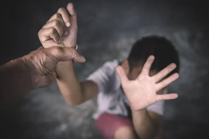 «استدرجهما إلى عقار مهجور».. تفاصيل ضبط شخص بعد محاولة التحرش بطفلين في شبرا الخيمة