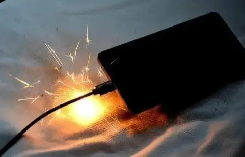 "شاحن هاتف" ينهي حياة 3 أطفال أشقاء في حريق مروع بإمبابة
