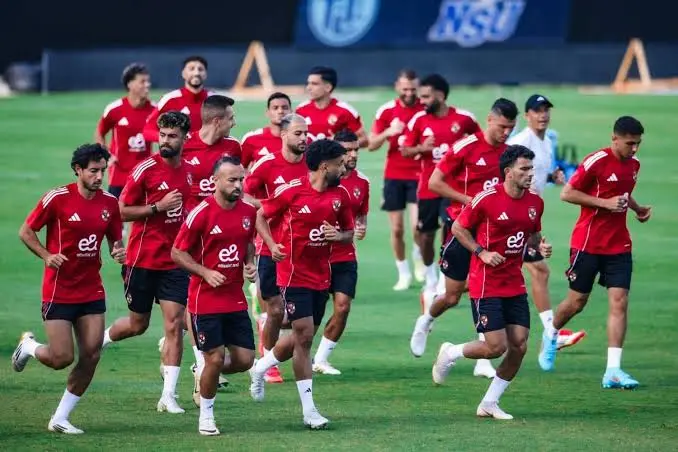 نجم الأهلي السابق يفتح النار على إدارة ملف العقود داخل القلعة الحمراء