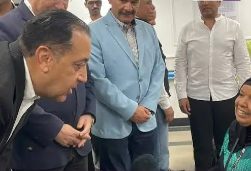 "حاضر هنوفره".. مدبولي يطمئن سيدة اشتكت من نقص الأدوية بمستشفى السويس