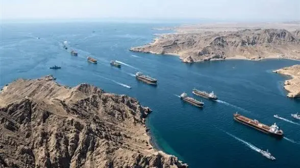 إيران تعلن إعفاء السفن العابرة لمضيق هرمز من الرسوم لمدة 60 يومًا