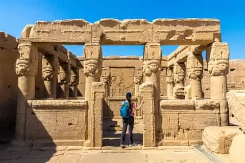 السجن عامين لمرشد سياحي تحرش بسائحة بريطانية داخل معبد دندرة