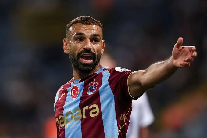 طفل يفاجئ محمد صلاح قبل لقاء طرابزون وكوبس.. ماذا فعل؟