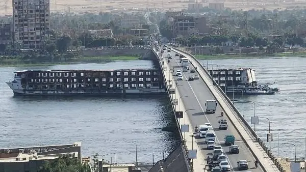 سيدة تلقي بنفسها وأطفالها في نهر النيل بقنا