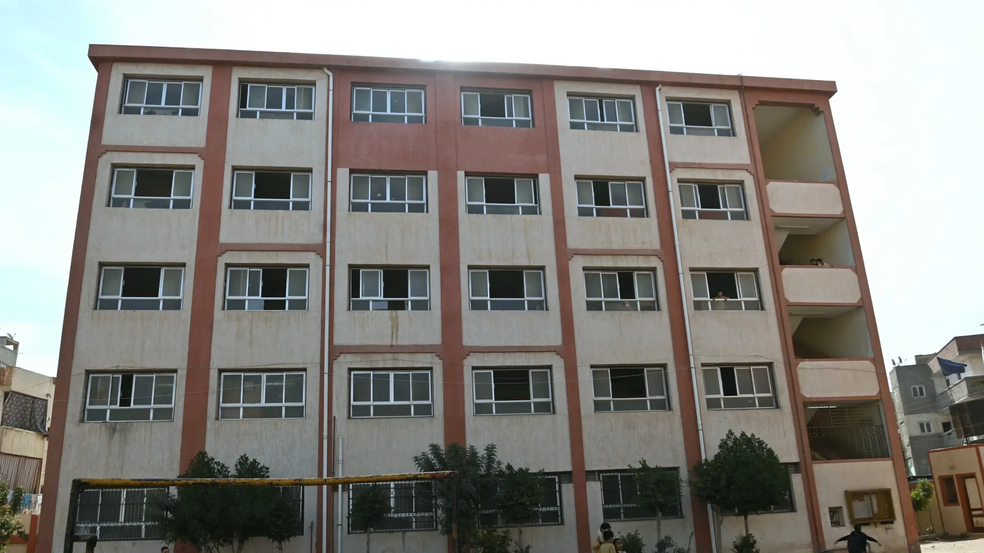 خلال زيارة مفاجئة.. محافظ البحيرة تُقيل مديرة مدرسة بأول أيام الفصل الدراسي الثاني