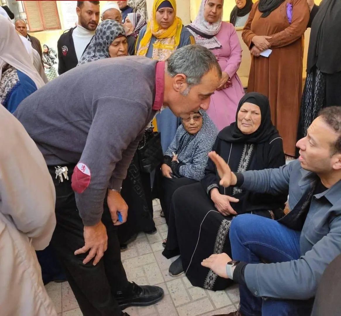 وكيل صحة البحيرة يفترش الأرض للاستماع لشكاوى المرضى