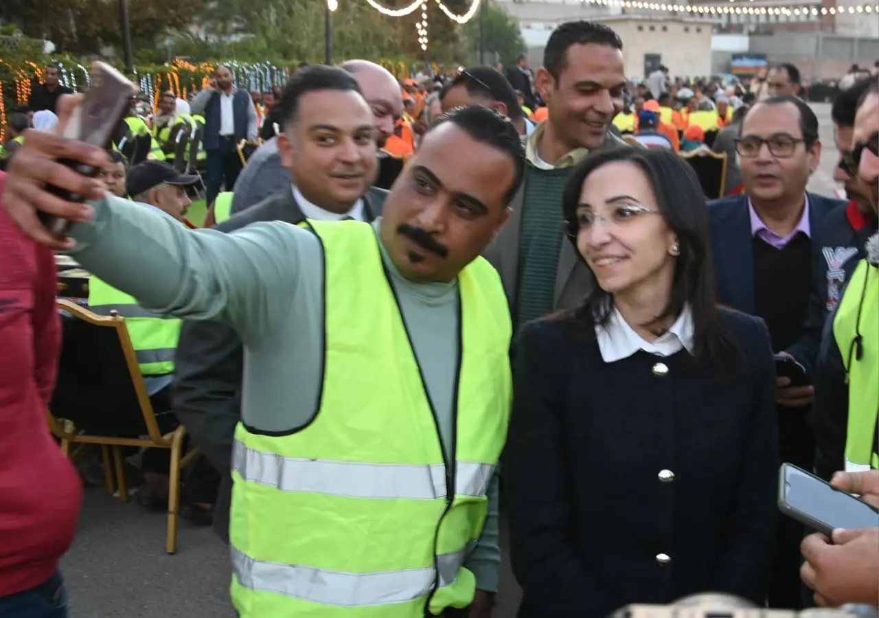 محافظ البحيرة تشارك 1000 عامل نظافة حفل الإفطار الجماعي - img 20260222 wa0126
