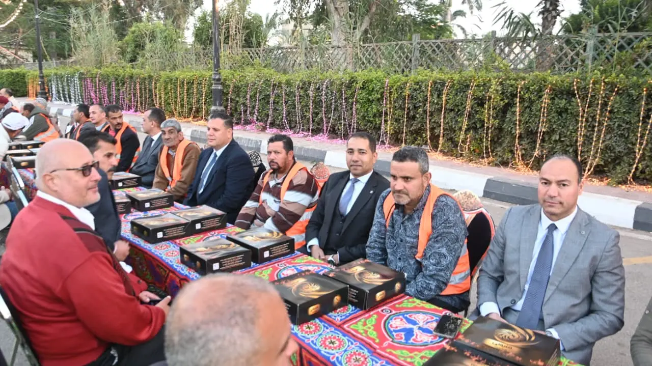 محافظ البحيرة تشارك 1000 عامل نظافة حفل الإفطار الجماعي - img 20260222 wa0135