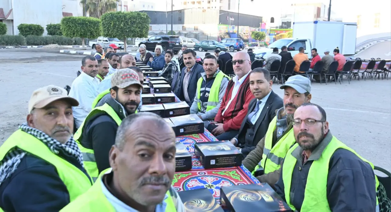 محافظ البحيرة تشارك 1000 عامل نظافة حفل الإفطار الجماعي - img 20260222 wa0136