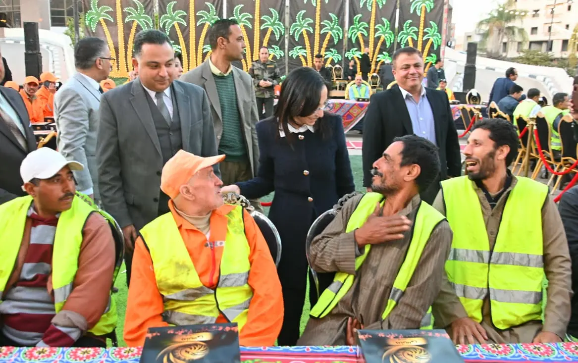 محافظ البحيرة تشارك 1000 عامل نظافة حفل الإفطار الجماعي - img 20260222 wa0137