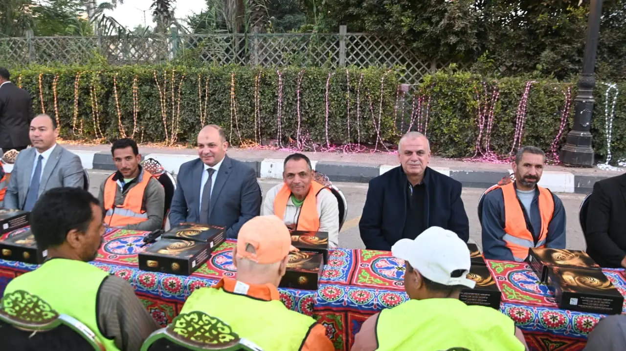 محافظ البحيرة تشارك 1000 عامل نظافة حفل الإفطار الجماعي - img 20260222 wa0139