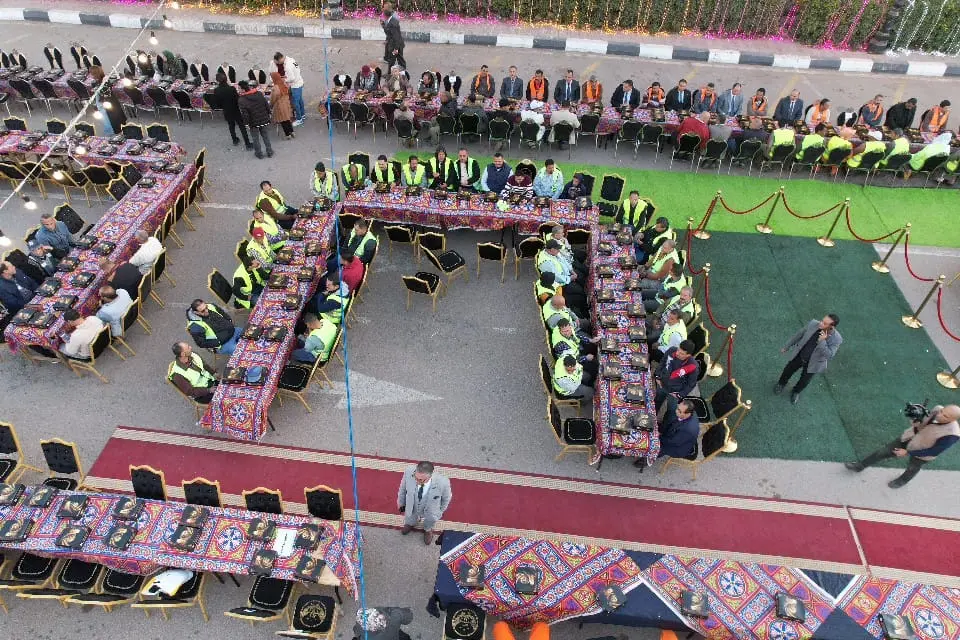 محافظ البحيرة تشارك 1000 عامل نظافة حفل الإفطار الجماعي - img 20260222 wa0154