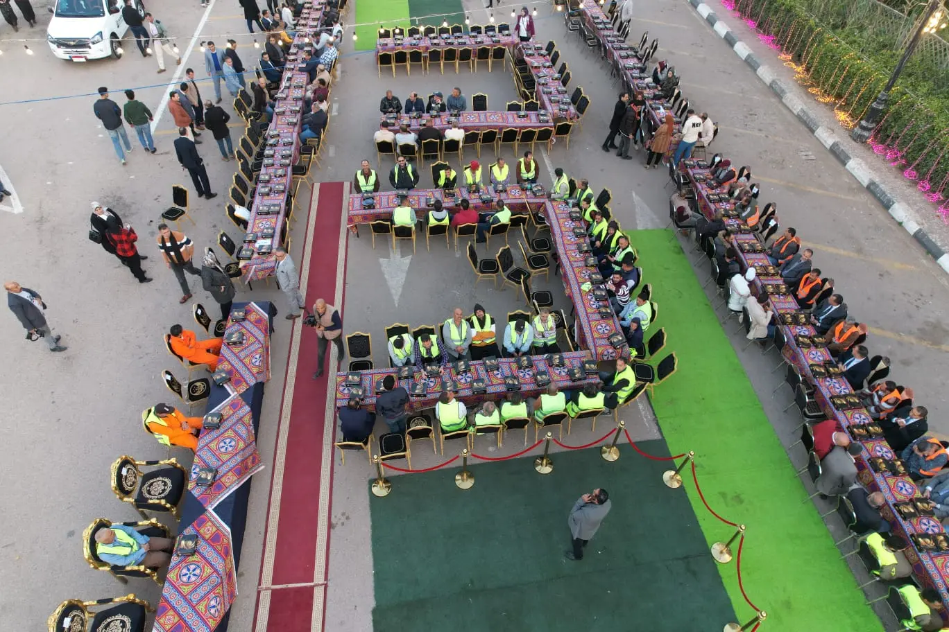 محافظ البحيرة تشارك 1000 عامل نظافة حفل الإفطار الجماعي - img 20260222 wa0155