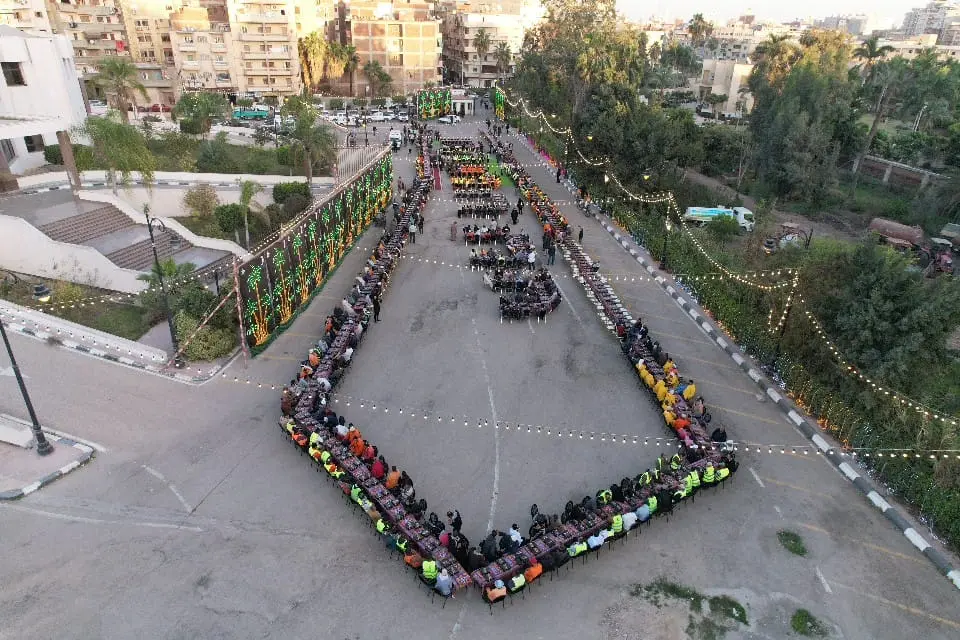 محافظ البحيرة تشارك 1000 عامل نظافة حفل الإفطار الجماعي - img 20260222 wa0156