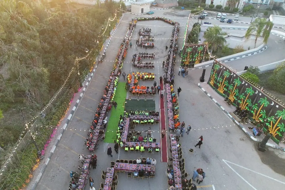 محافظ البحيرة تشارك 1000 عامل نظافة حفل الإفطار الجماعي - img 20260222 wa0160