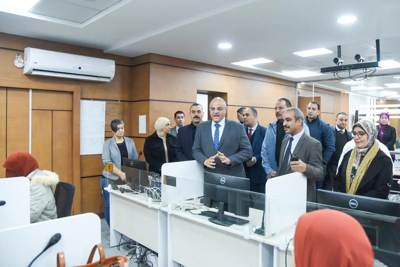 محافظ الإسكندرية يتابع من "مركز السيطرة" رفع درجة الاستعداد بكافة الأجهزة للتعامل مع حالة عدم الاستقرار الجوي