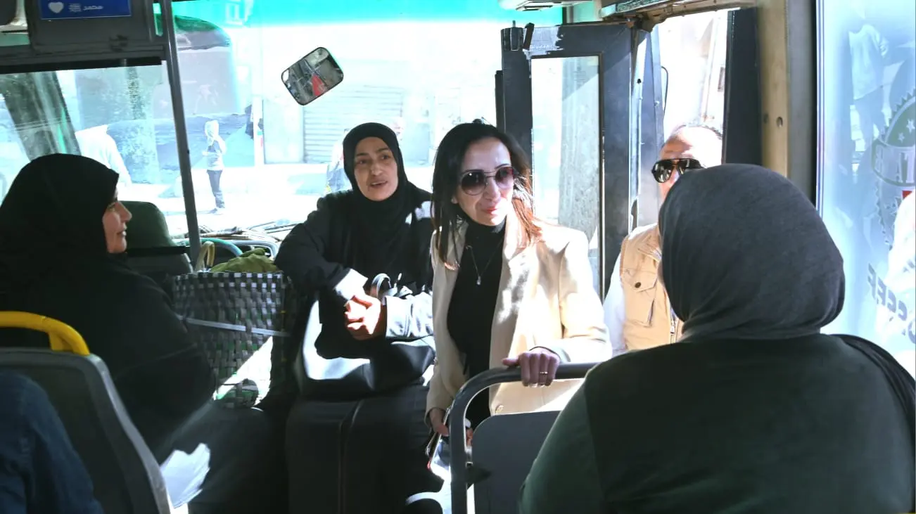محافظ البحيرة تفاجئ الركاب بدمنهور وتهنئهم بحلول شهر رمضان المعظم وتستمع لمطالبهم وتستجيب لها فوراً