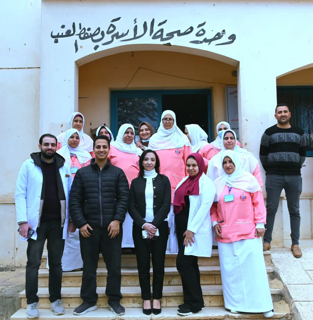 محافظ البحيرة تكرم العاملين بوحدة صحة الأسرة بقرية صفط العنب