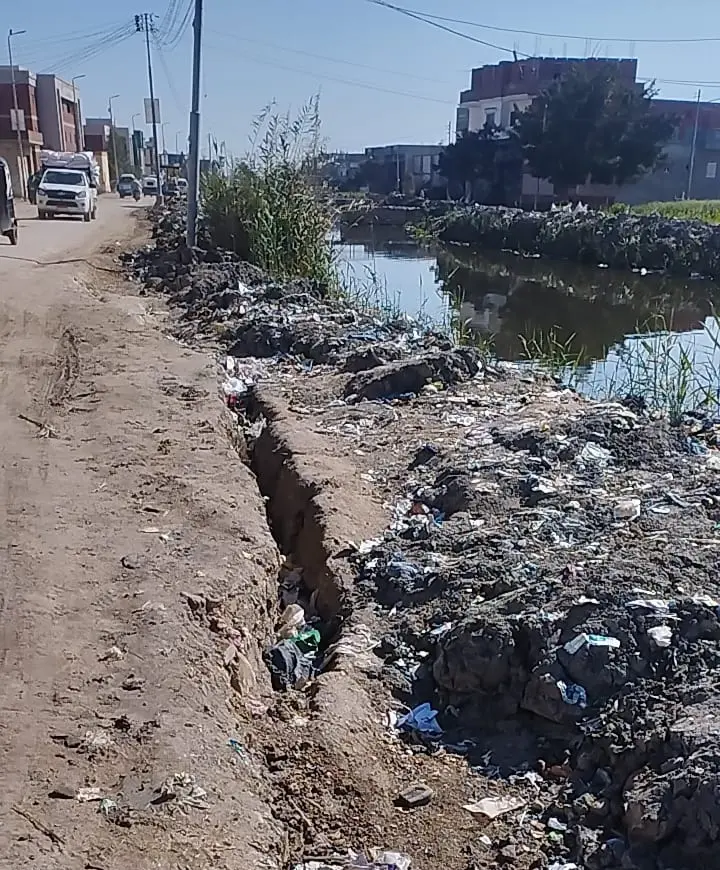 كارثة بلقطر: جسر منهار وأعمدة كهرباء تهدد المارة بطريق 105 بالبحيرة