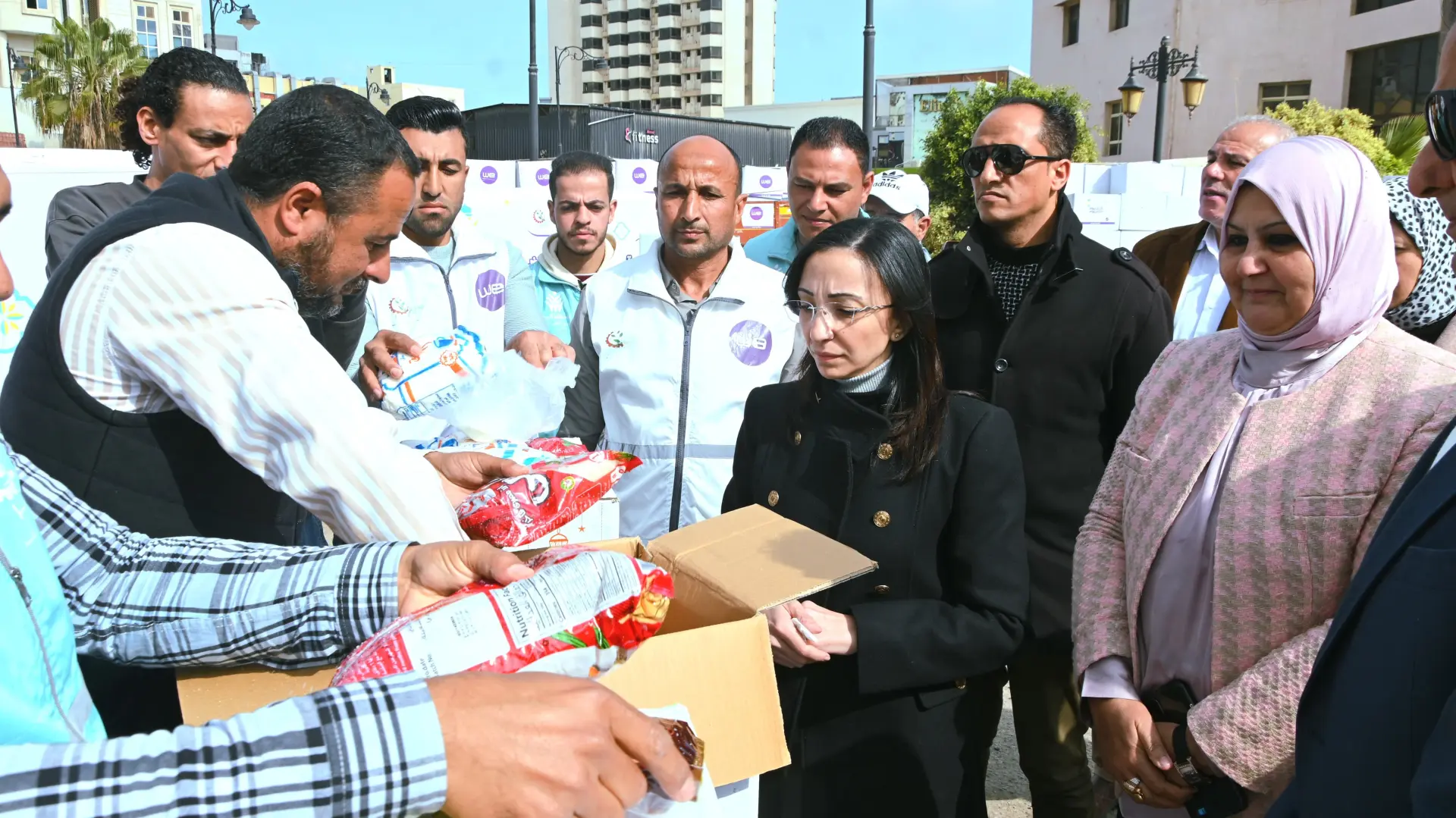 محافظ البحيرة تشهد إصطفاف الدفعة الثانية من قوافل المساعدات الغذائية لتوزيع 3000 كرتونة مواد غذائية