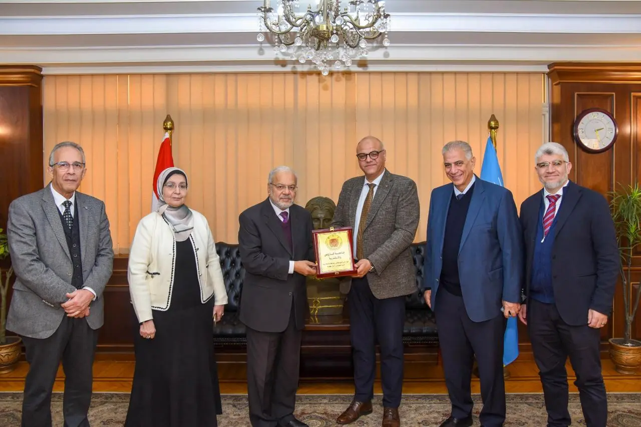 محافظ الإسكندرية يبحث مع وفد "جامعة فاروس" سبل دعم التنمية والمبادرات المجتمعية