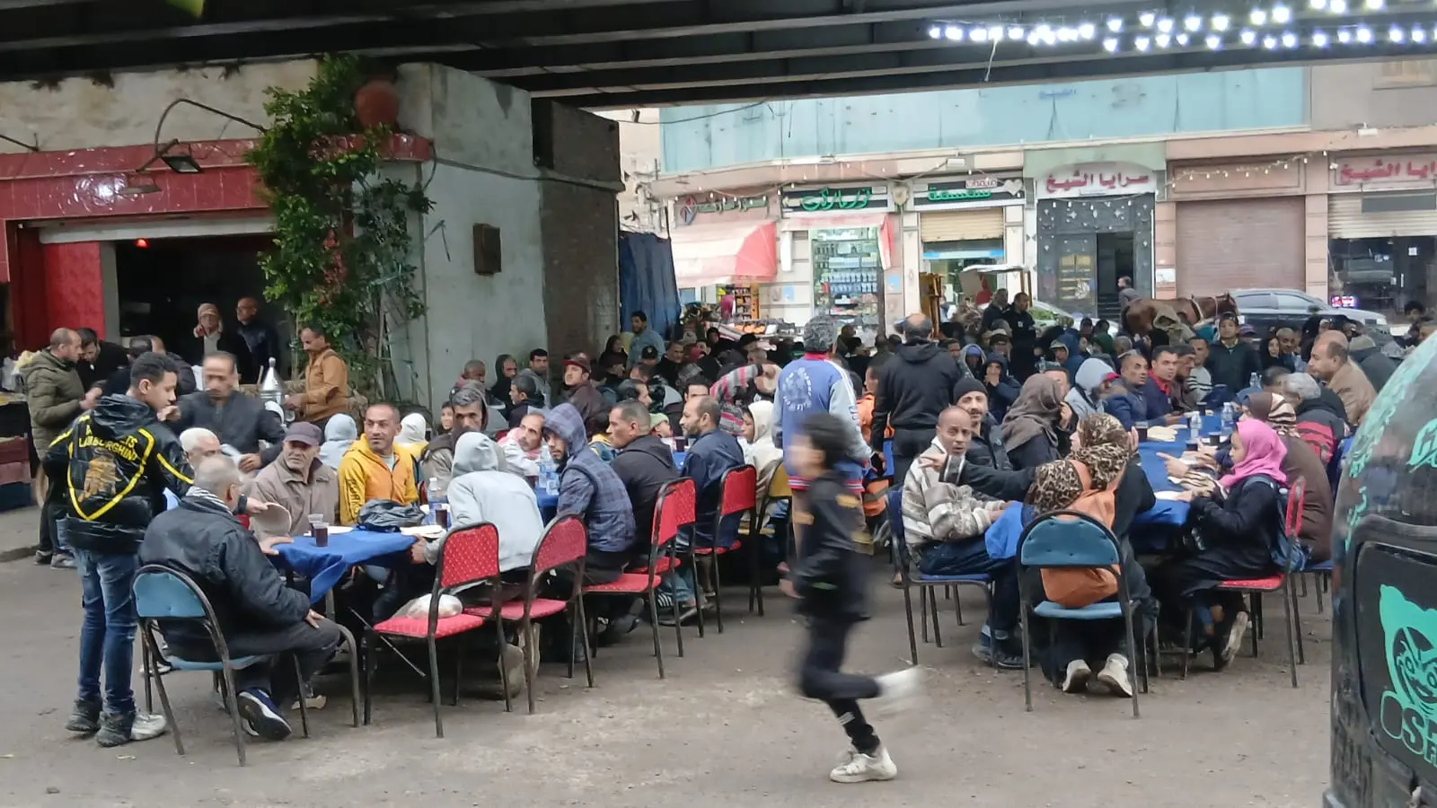 إفطار أحمد شيبة السنوي.. مائدة "القباري" بالإسكندرية تجمع الأهالي في غياب الفنان